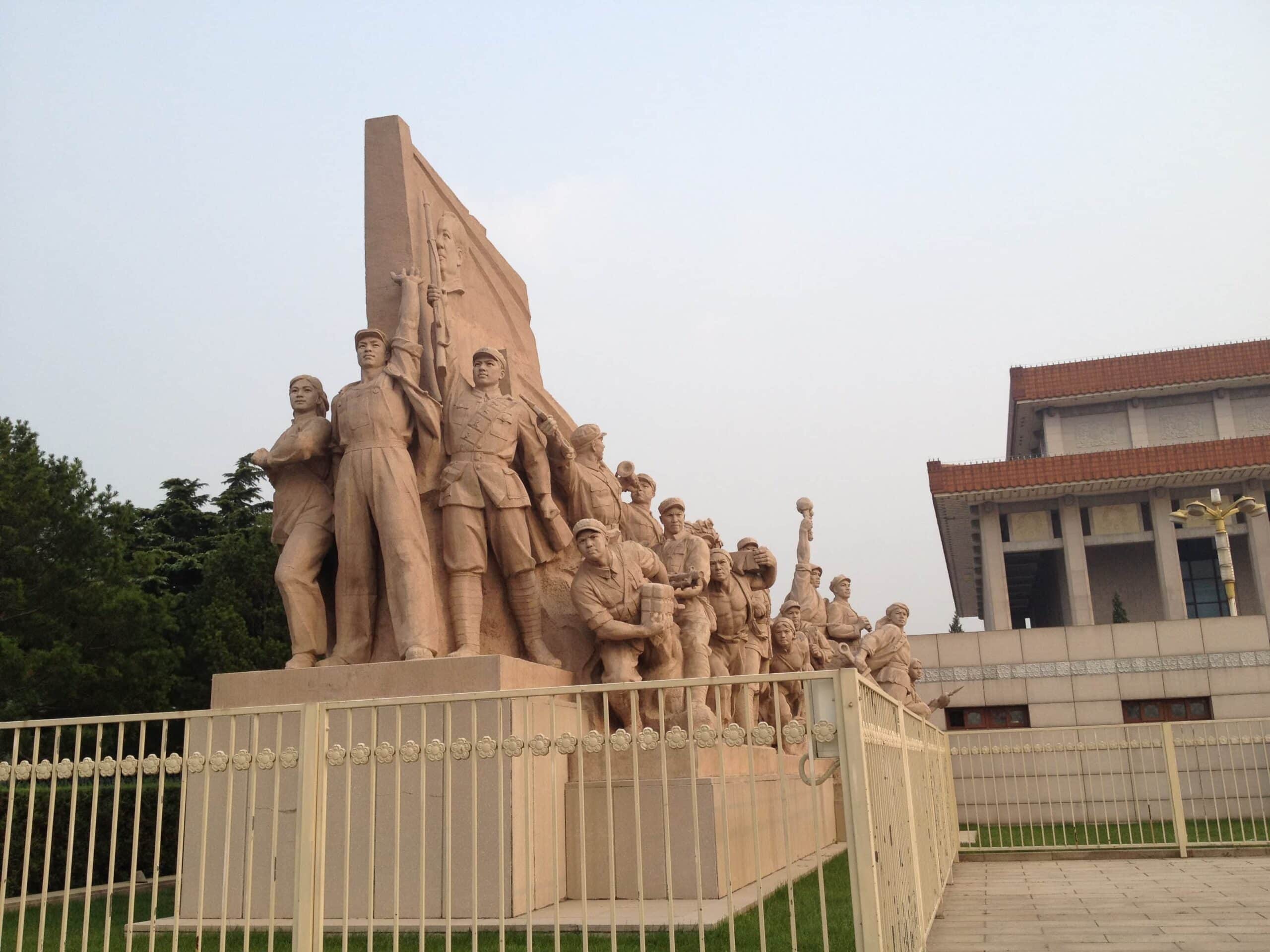Peking China: 22 Sehenswürdigkeiten und Tipps für 2026 2 Sozialistische Skulptur am Mao-Mausoleum auf dem Tian’anmen-Platz