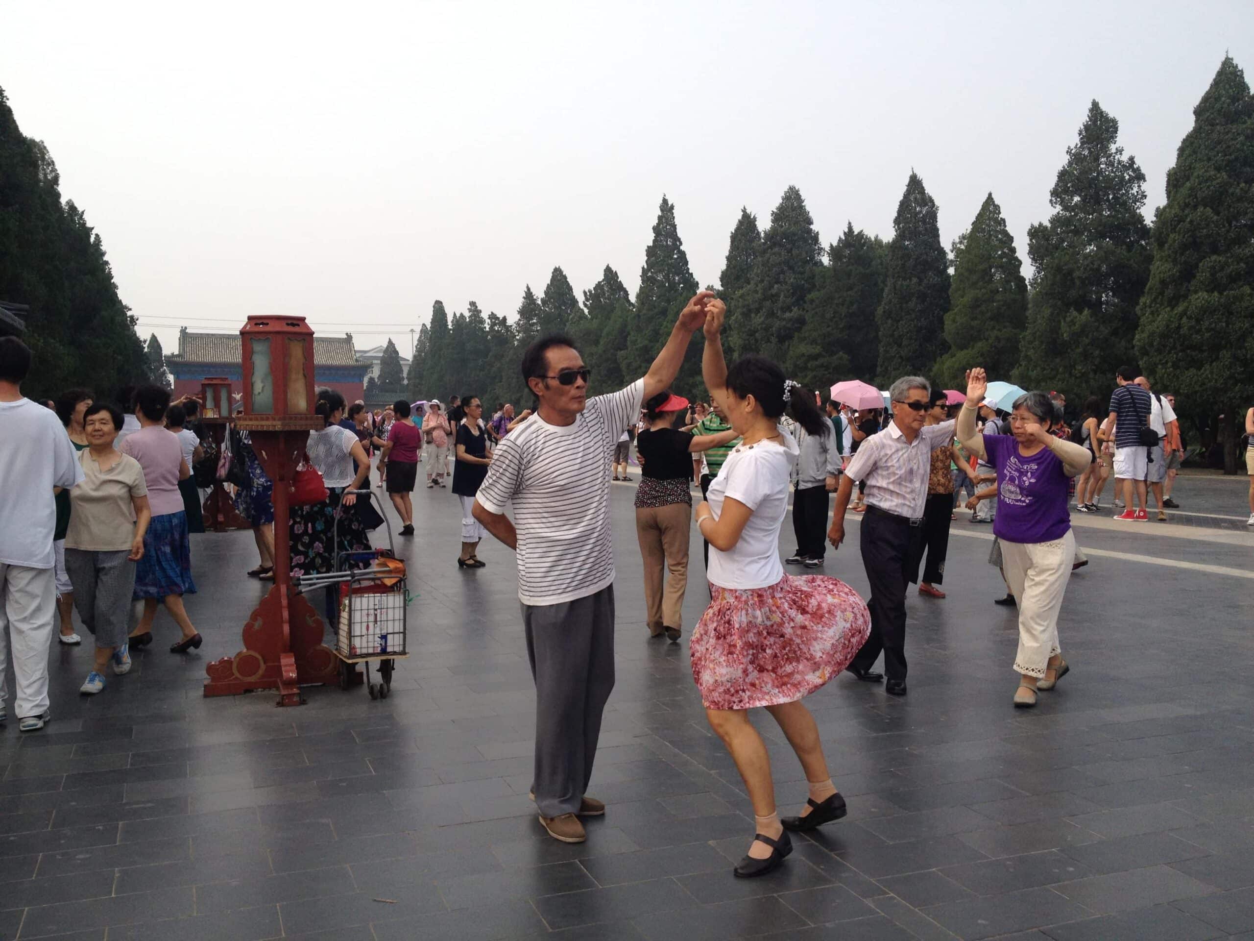 Peking China: 22 Sehenswürdigkeiten und Tipps für 2026 5 Einheimische tanzen im Park des Himmelstempels in Peking