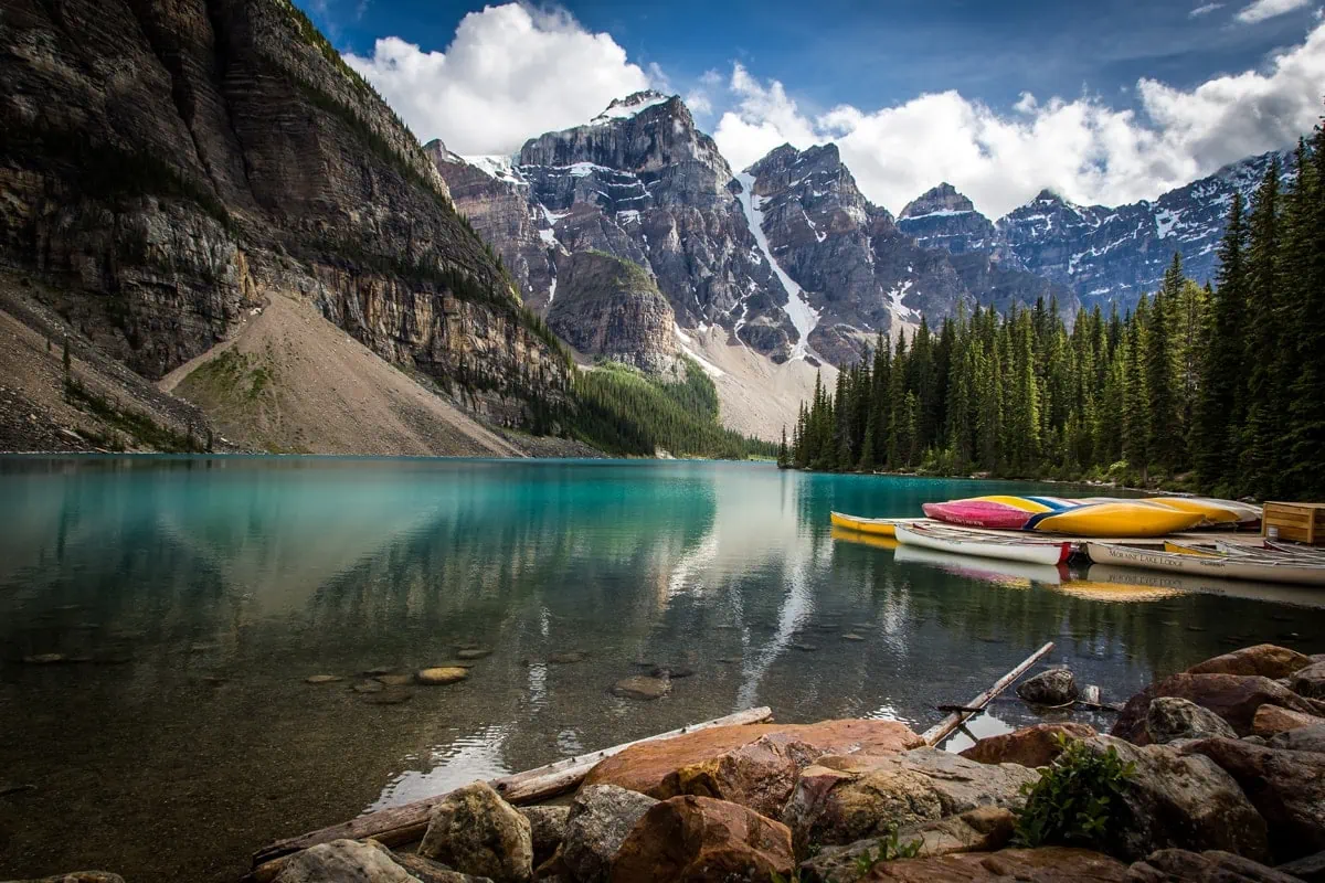 Moraine Lake obklopené horskými štíty