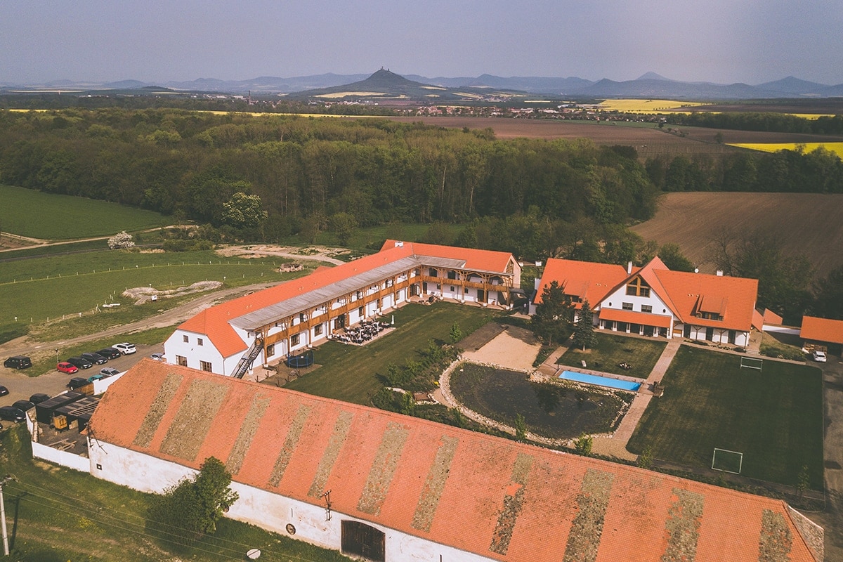 Obrovský komplex Dvůr Perlová voda
