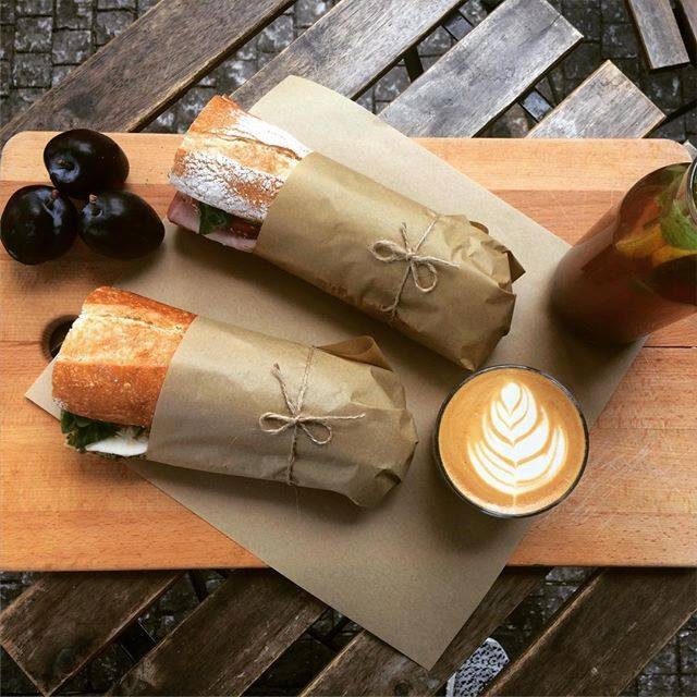 Dvě bagety a latté v Cafedu