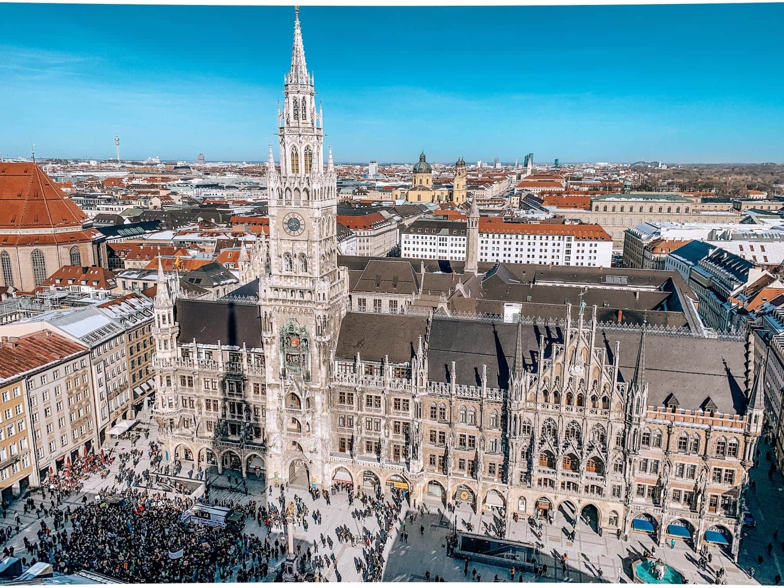 Kurztrips Europa: 21 der schönsten Städte für ein Wochenende 2026 6 Neues Rathaus am Marienplatz in München vom Peterskirchturm