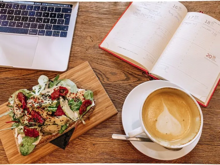 latté a avokádový toast v Monolok Cafe