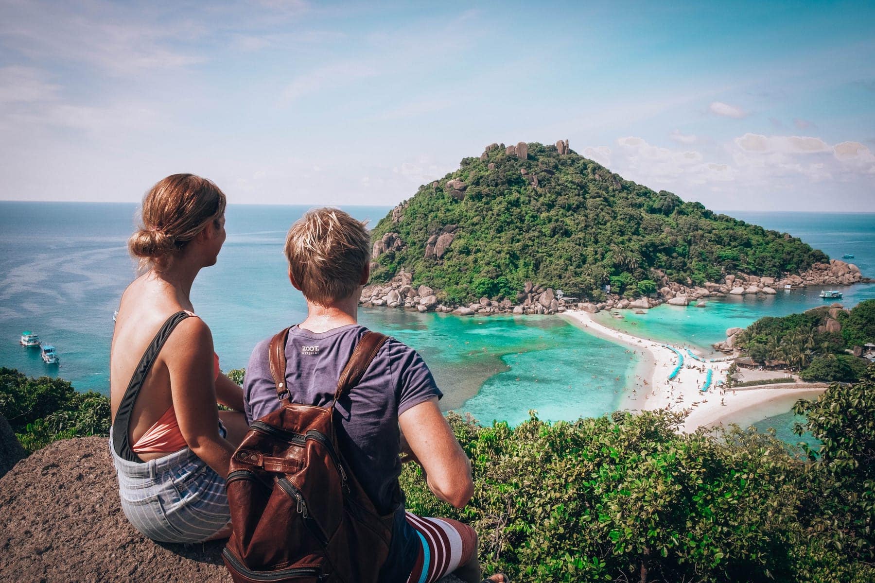 Pár sedící na kopci s výhledem na Koh Nang Yuan.