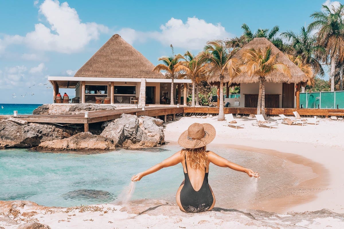 Pláže v Playa del Carmen byly několik měsíců pod horami řas, proto jsme jezdili na Cozumel