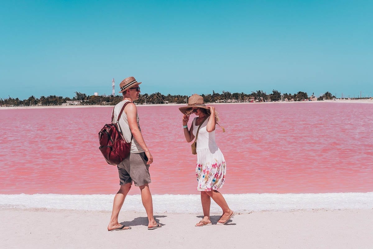 Manželé Lukáš a Lucka před růžovým jezerem v Las Coloradas