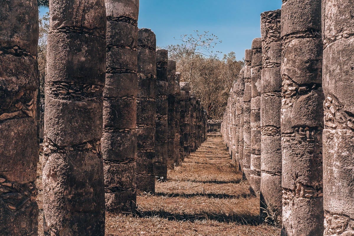 Sloupy chrámu válečníků v Chichen Itza