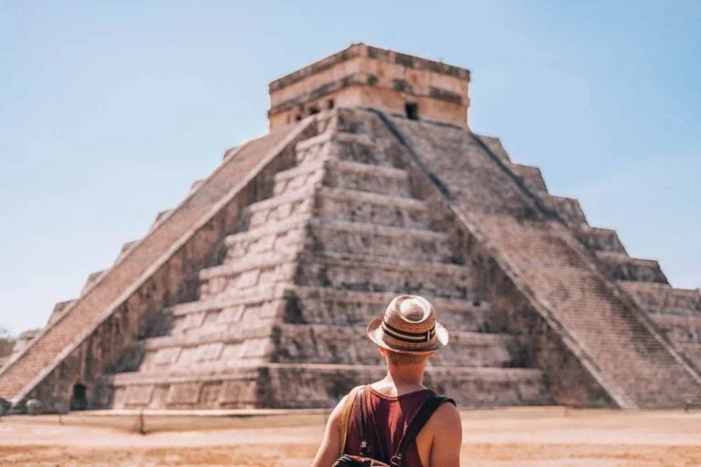 Pyramide El Castillo dans la cité maya de Chichen Itza