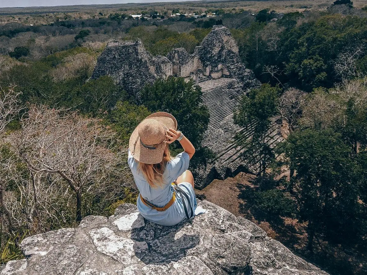 Calakmul: Mayské ruiny v mexické džungli 9 Výhled z pyramidy na ruiny Becán u Calakmulu
