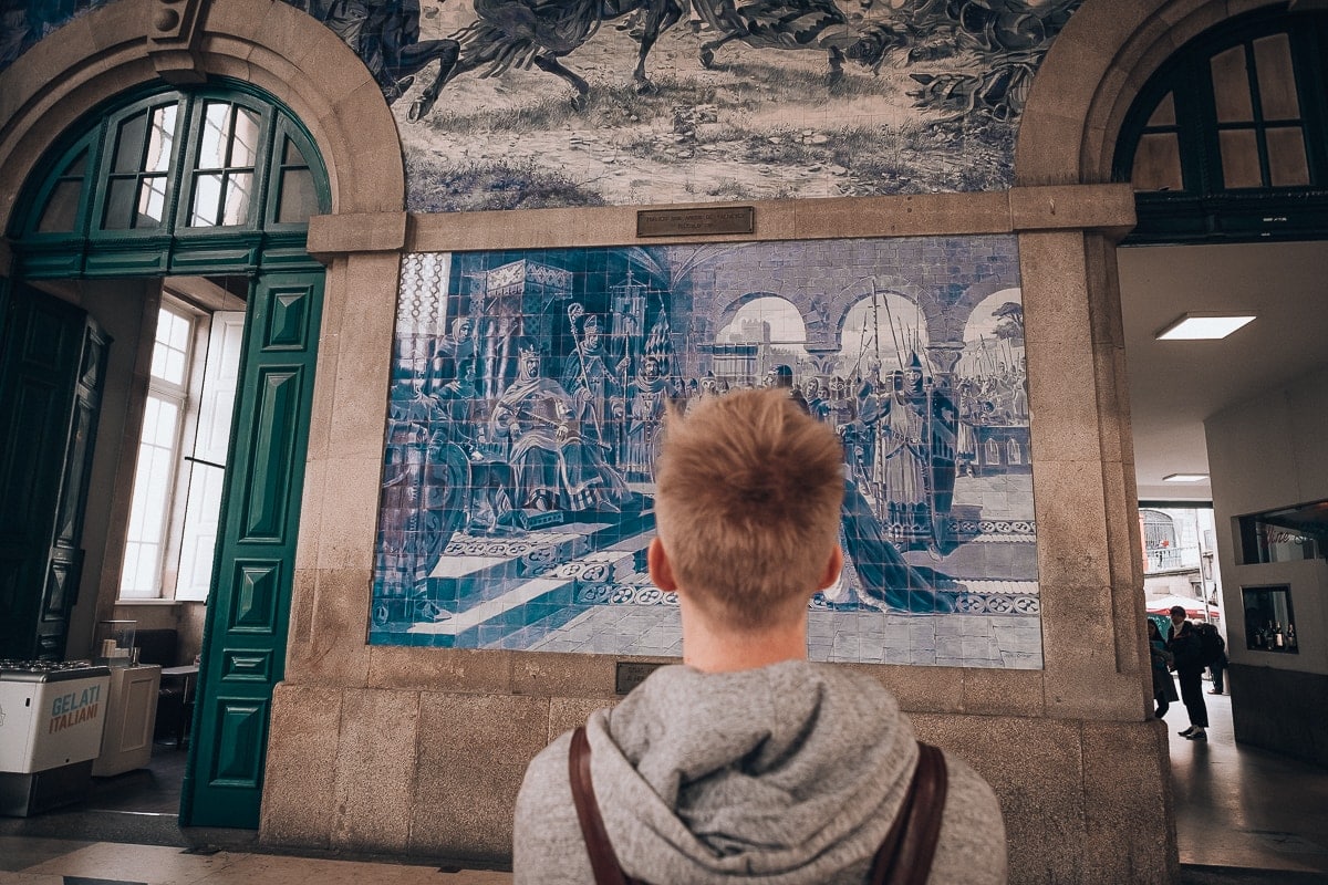 Kurztrips Europa: 21 der schönsten Städte für ein Wochenende 2026 20 Azulejos am Bahnhof São Bento in Porto