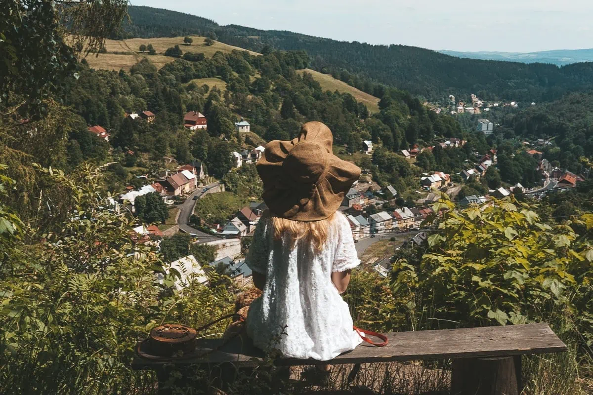 Ertsgebergte: Uitzicht op Jáchymov vanaf het leerpad Jáchymovské peklo