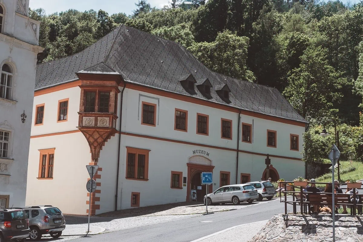 Ertsgebergte: Gebouw van de Koninklijke Munt in Jáchymov