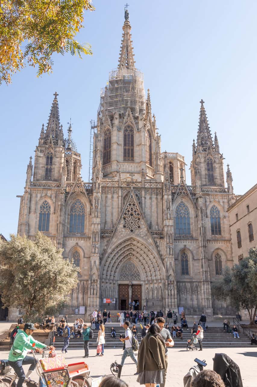 Mit érdemes megnézni Barcelonában 2026-ban: 25+ tipp, amit át kell élned 8 A Szent Kereszt és Szent Eulália székesegyház Barcelonában