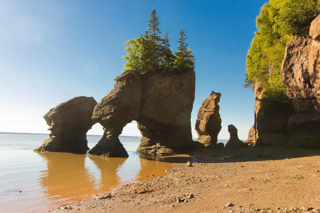 Kanada legszebb helyei: 12 tipp, mit láss és élj át 2026 13 Hopewell Rocks (Virágcserepek) a Fundy-öbölben Új-Brunswickben