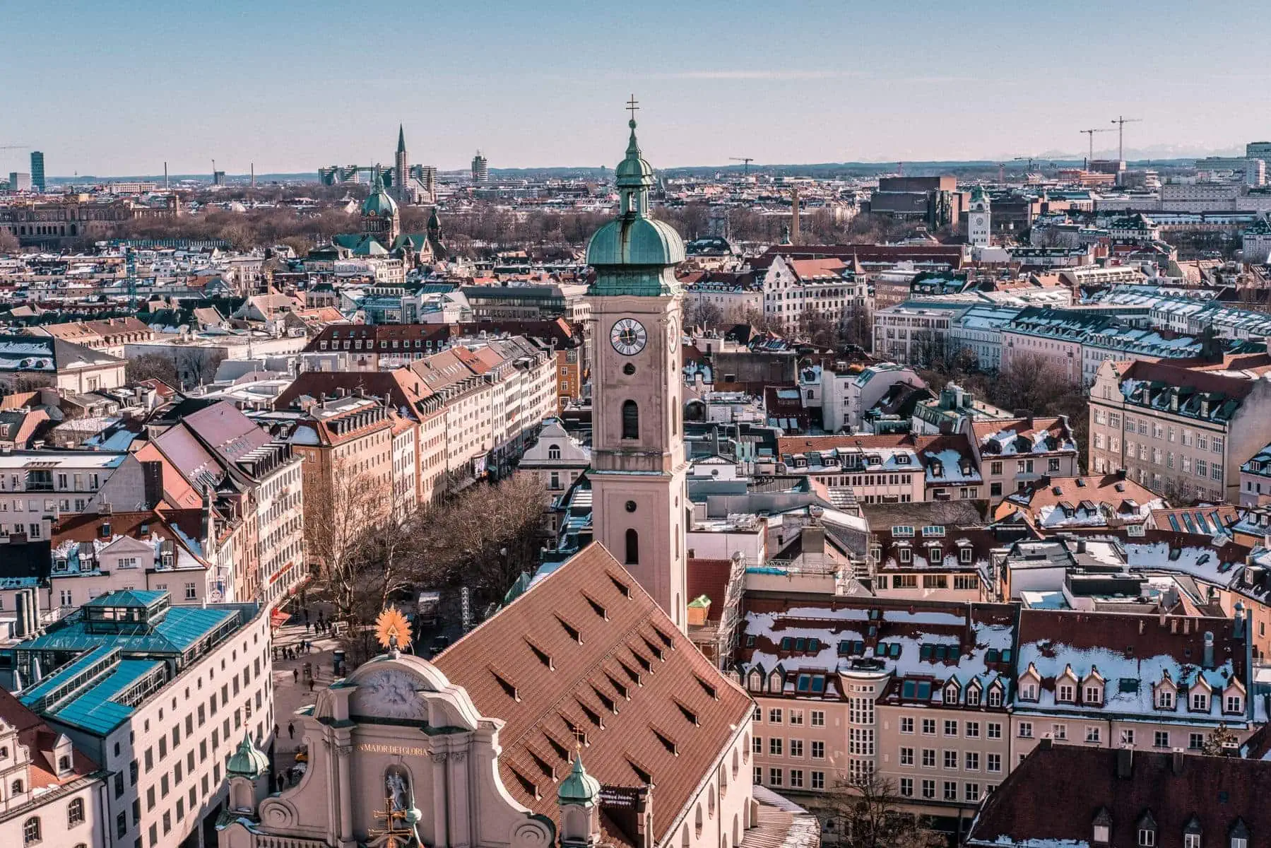 Výhled na střechy Mnichova z věže Peterskirche