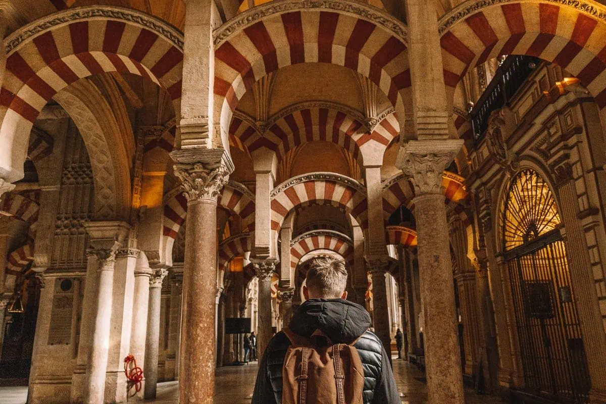 Mezquita-Catedral v Córdobě s červenobílými oblouky