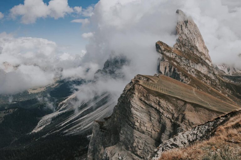 Die Seceda ist sicherlich der schönste Gipfel der italienischen Alpen, den man mit der Seilbahn erreichen kann. Dolomiten, Italien. 