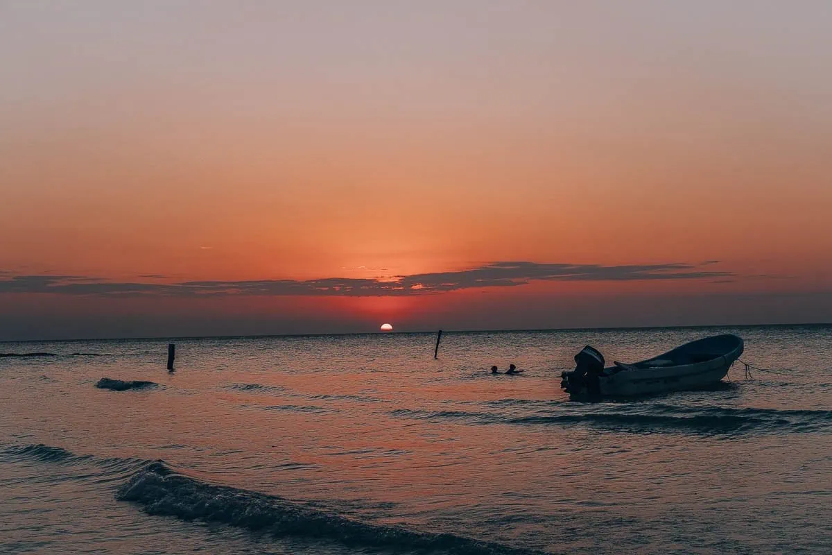 Holbox, Mexiko: Svítící plankton a 11 dalších tipů, co dělat 13 Západ slunce nad mořem na ostrově Holbox