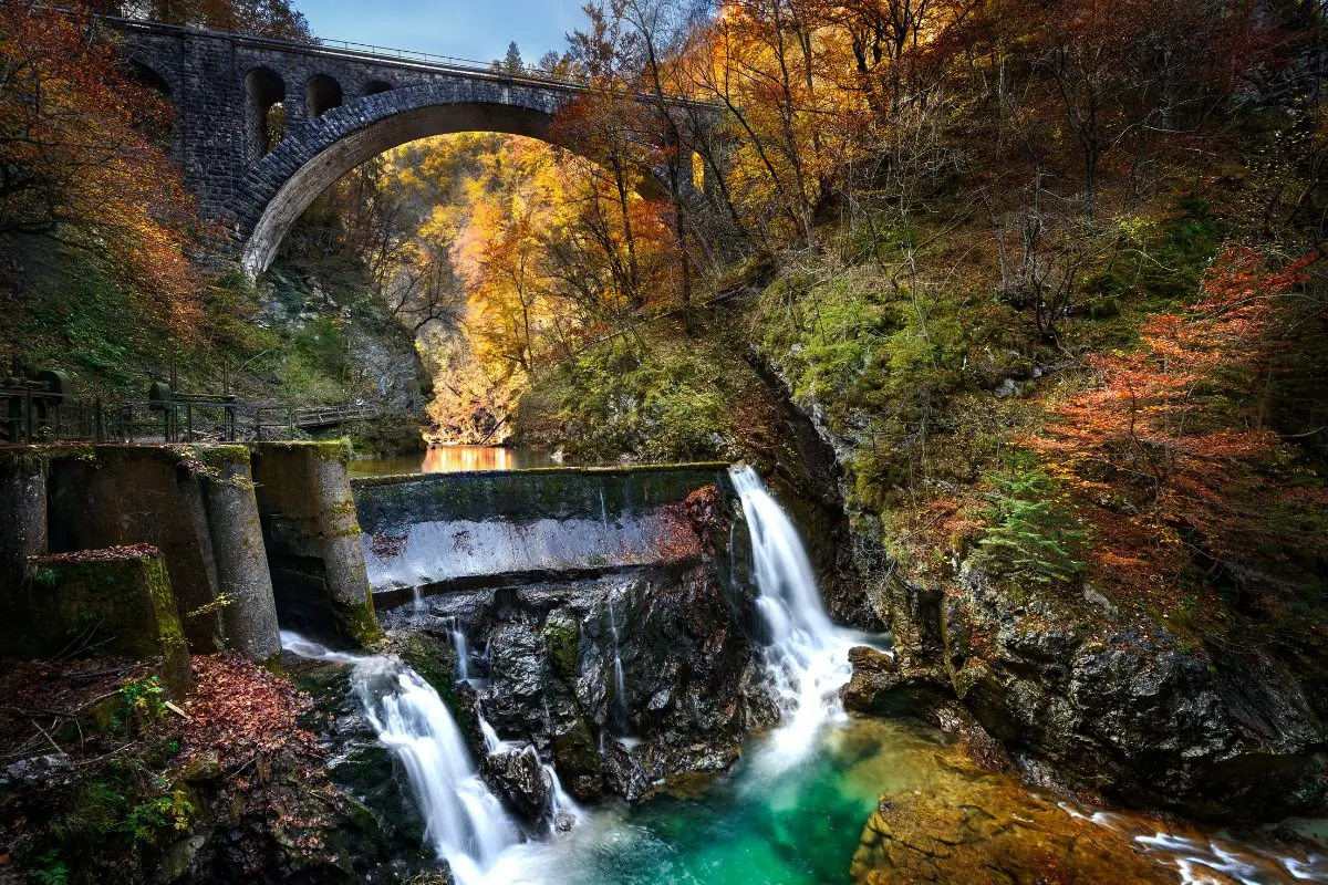 Dovolená Slovinsko: 22 tipů, co vidět a dělat (nejkrásnější místa) 4 Dřevěné lávky soutěskou Vintgar nad tyrkysovou řekou Radovnou