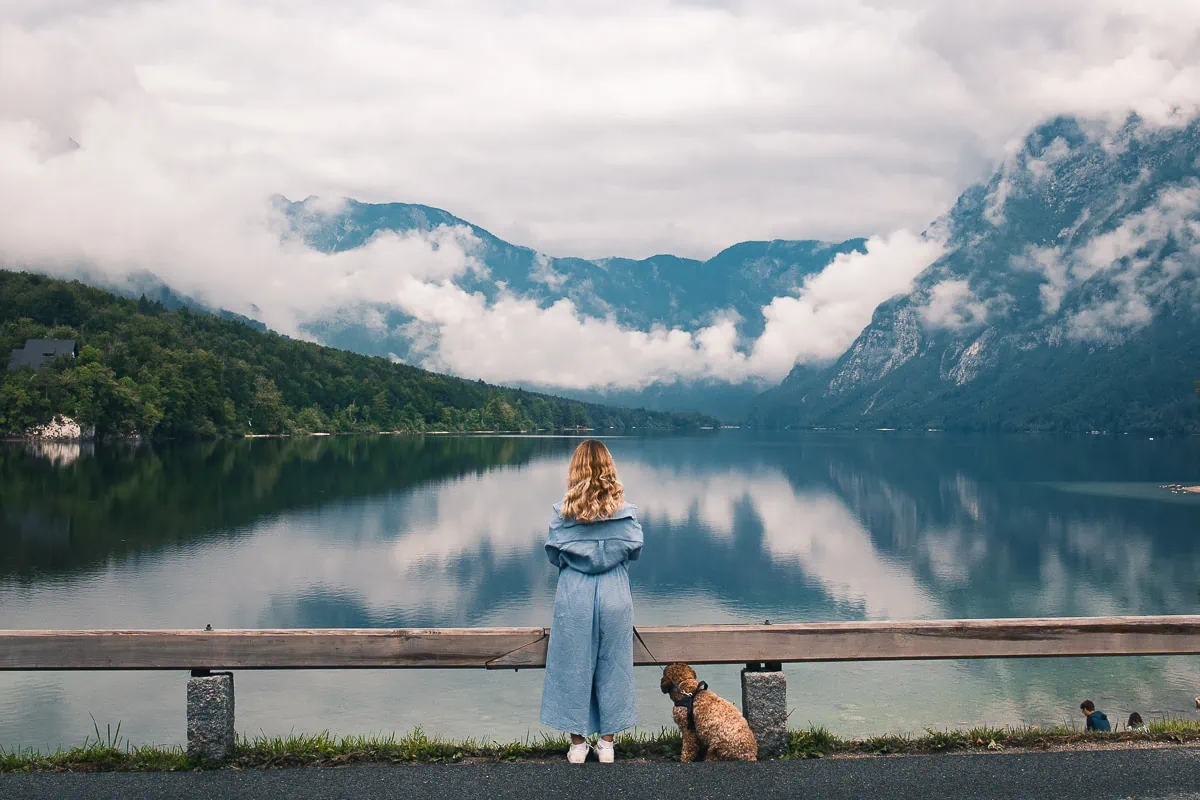 Dovolená Slovinsko: 22 tipů, co vidět a dělat (nejkrásnější místa) 3 Klidné Bohinjské jezero uvnitř Triglavského národního parku