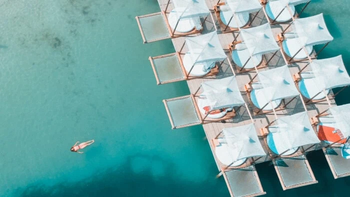 Kam na dovolenku k moru v Albánsku? Najobľúbenejší je Ksamil, kde to vraj vyzerá ako na Maledivách.