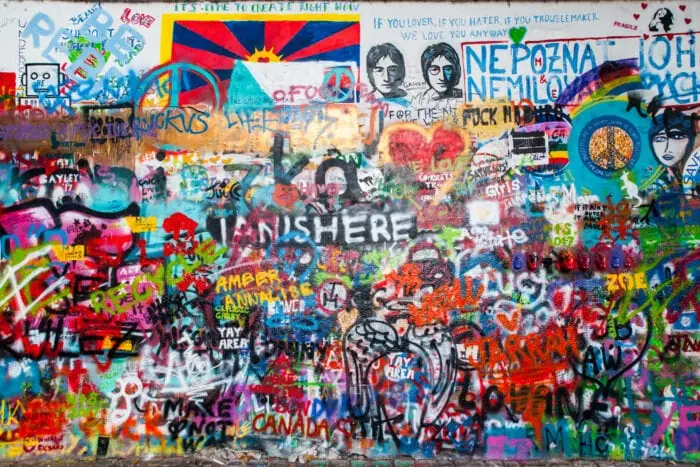 50+ tipov, čo vidieť, zažiť a navštíviť v Prahe: Kompletný sprievodca 9 Čo vidieť a robiť v Prahe? Pozrite si Lennonovu stenu