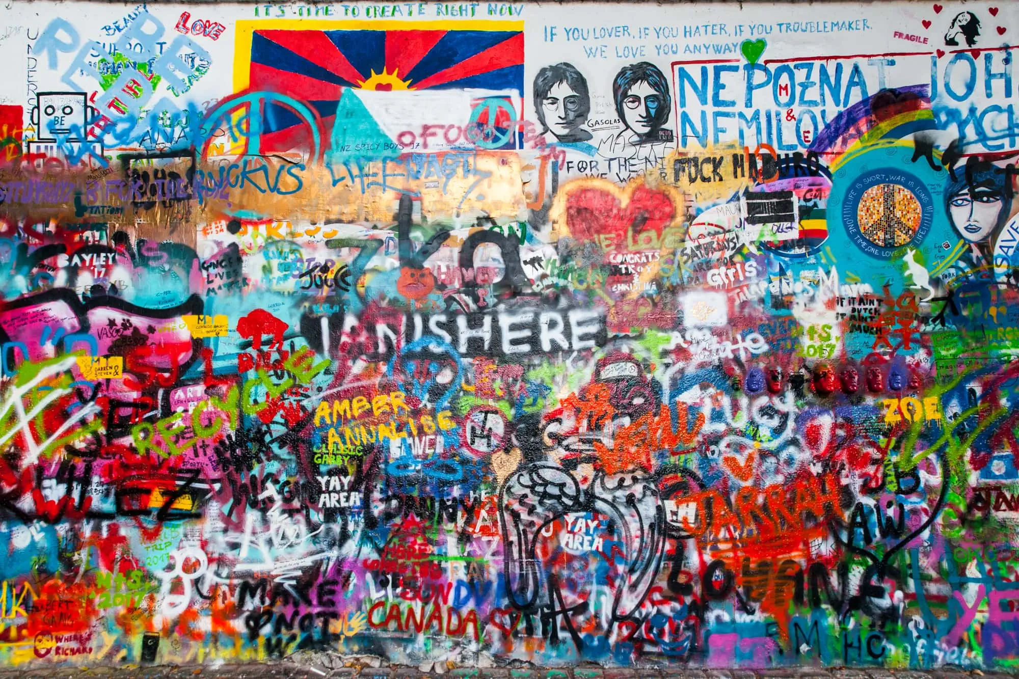 Wat te zien en doen in Praag? Bezoek de Lennon Muur!