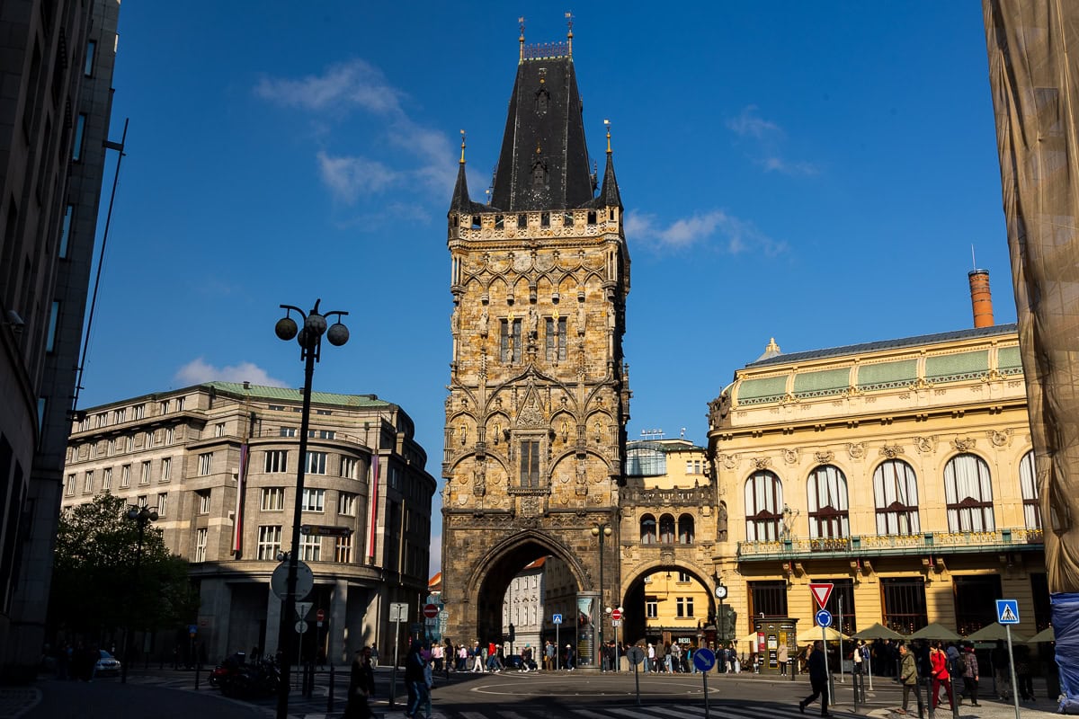 O que ver em Praga: 100+ dicas de pontos turísticos, cafés e restaurantes (2026) 15 Casa Municipal e Torre da Pólvora