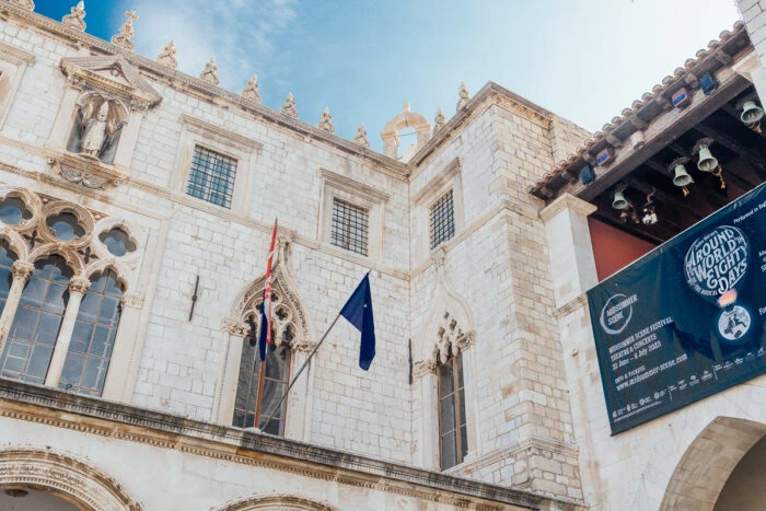 Co vidět v Dubrovníku - Palác Sponza v Dubrovníku