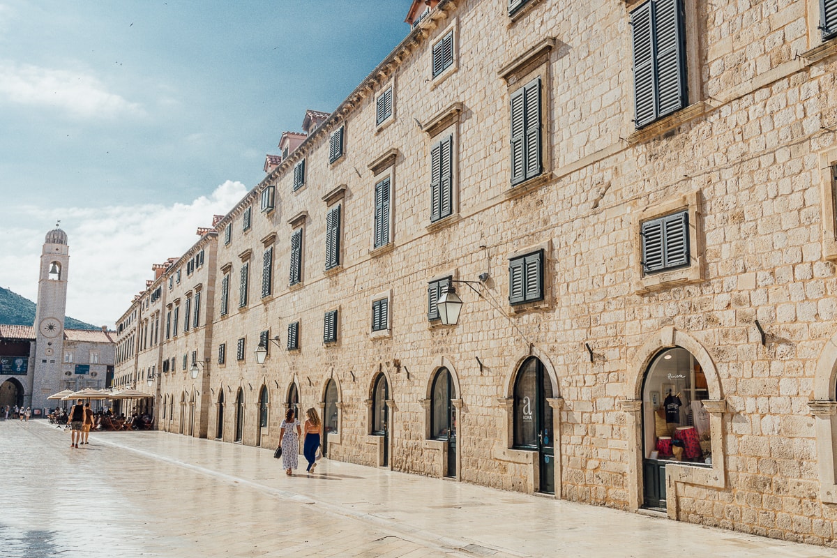 Kde se natáčela Hra o trůny: itinerář po lokacích ve 4 zemích 14 Hlavní třída Stradun v Dubrovníku