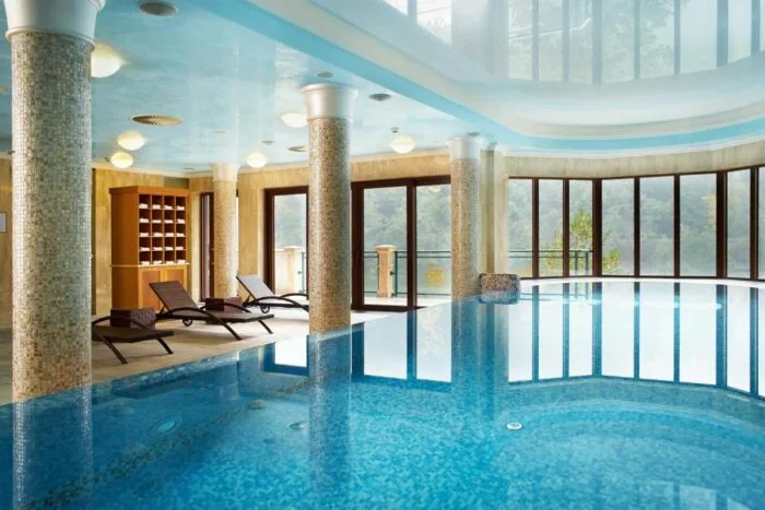 28 wskazówek dotyczących najlepszych hoteli wellness i pobytów wellness dla dwojga w Czechach 29 Retro Riverside Wellness Resort