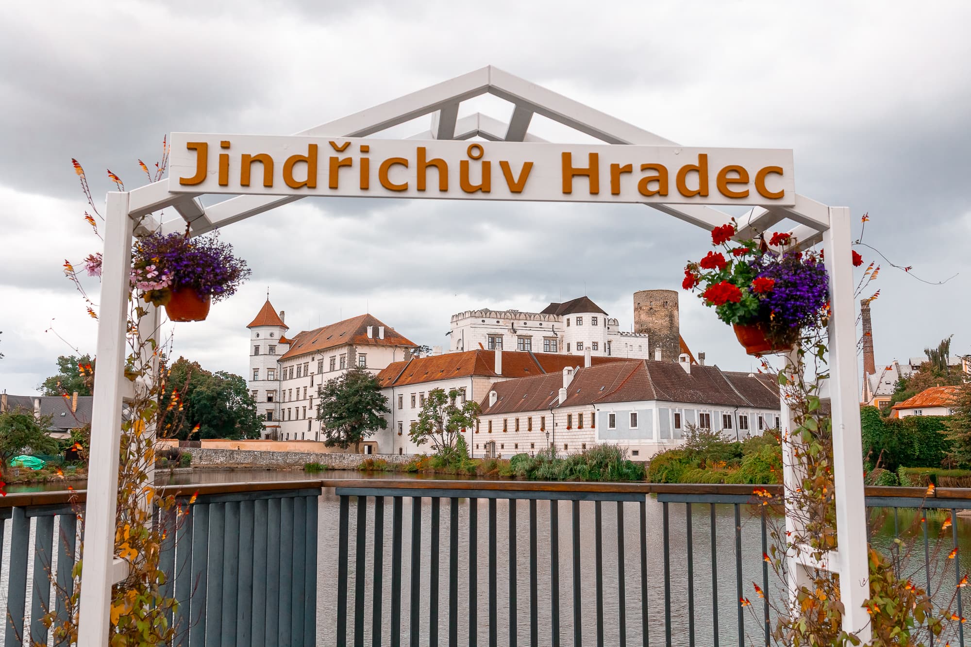 Unde să mergi în vacanță în Boemia de Sud: 15 cele mai frumoase locuri (și cu copiii) în 2026 12 Castelul Jindřichův Hradec peste iazul Vajgar