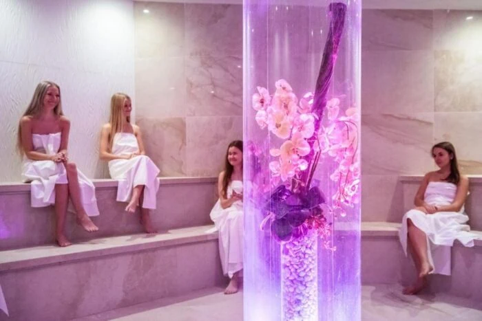 28 wskazówek dotyczących najlepszych hoteli wellness i pobytów wellness dla dwojga w Czechach 19 Aquapalace Hotel Prague w Pradze dla rodzin z dziećmi - wellness w Pradze