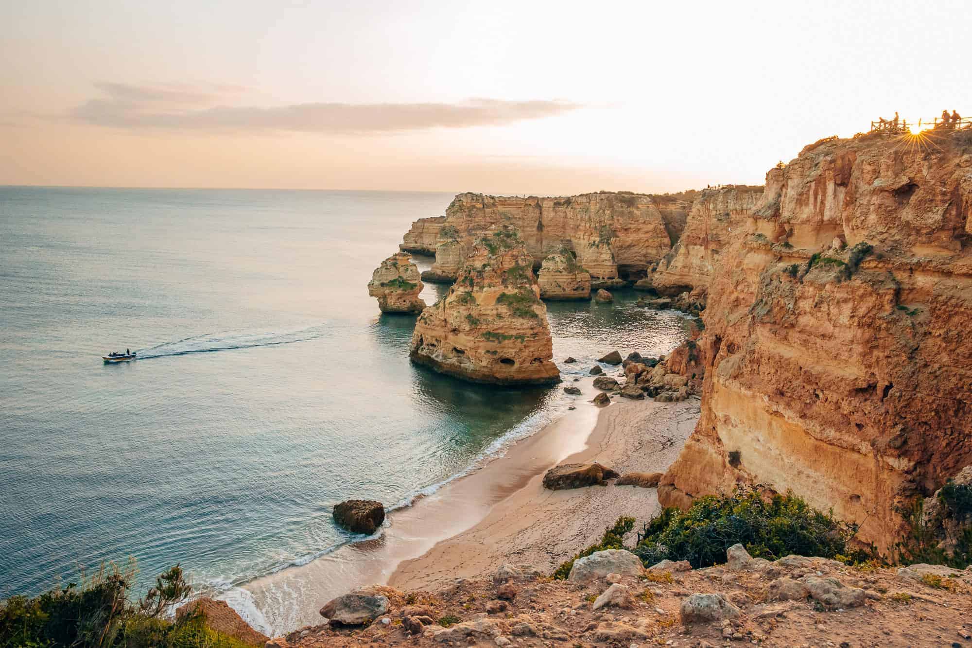 Praias mais bonitas do mundo: 16 paraísos que você precisa ver 7 Praia da Marinha com falésias calcárias, Algarve