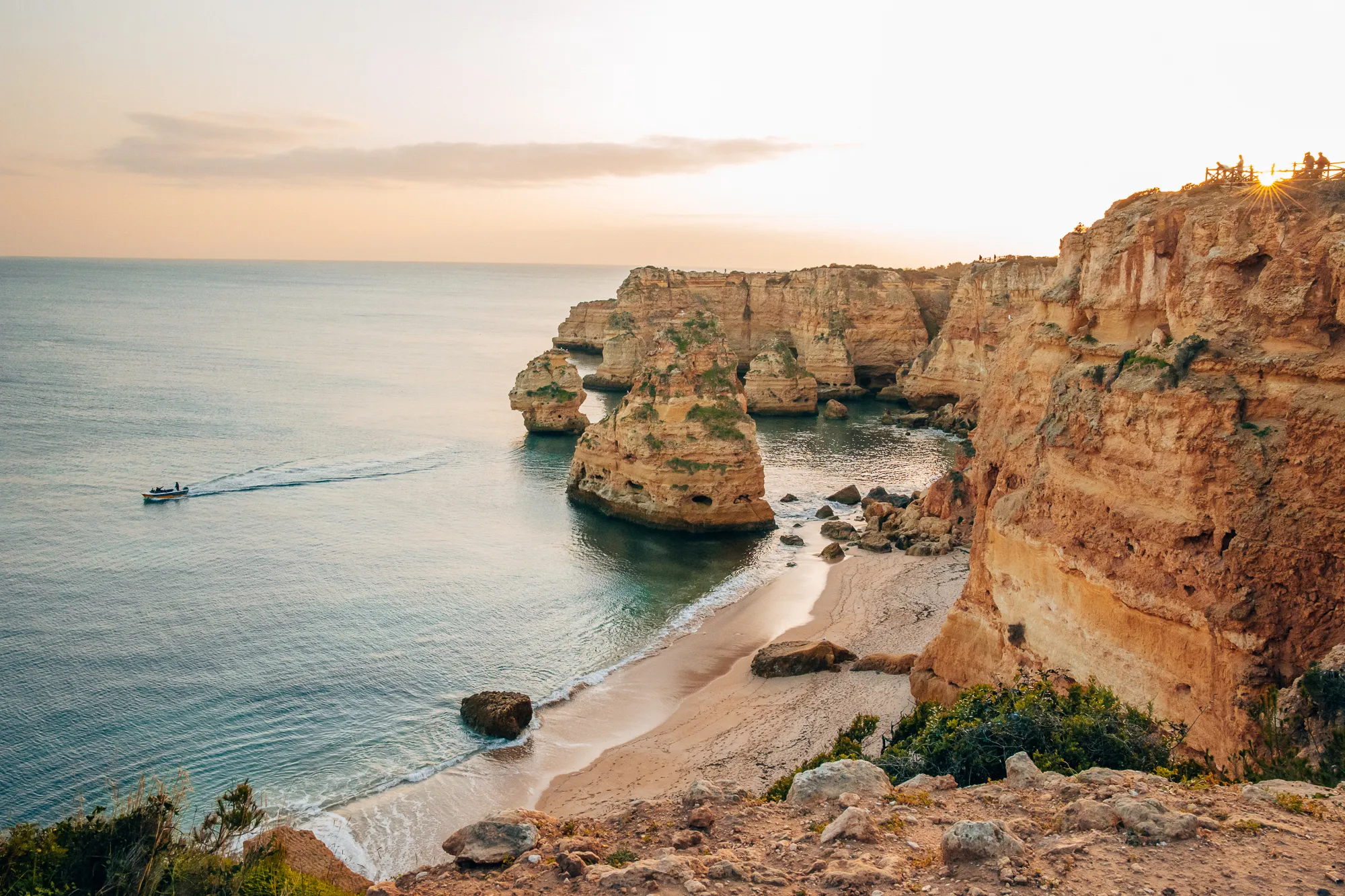 Nejkrásnější pláže světa: 16 rájů, co musíte vidět 7 Praia da Marinha s vápencovými útesy, Algarve