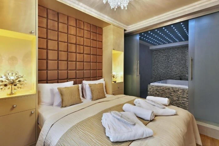 Hotel s vířivkou na pokoji v Plzni – Wellness Hotel Republika 24 Apartments