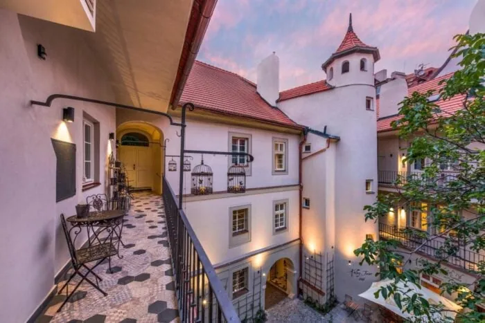 Hotel di lusso a Praga: 16 consigli per i migliori alloggi 5 MOOo by the Castle – hotel romantico con vista sul Castello di Praga – il più lussuoso hotel di Praga