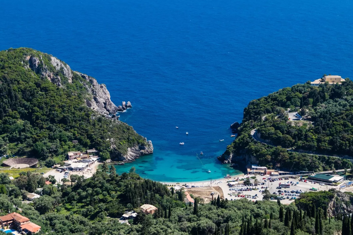 Vyhlídka Bella Vista na zelené svahy Korfu
