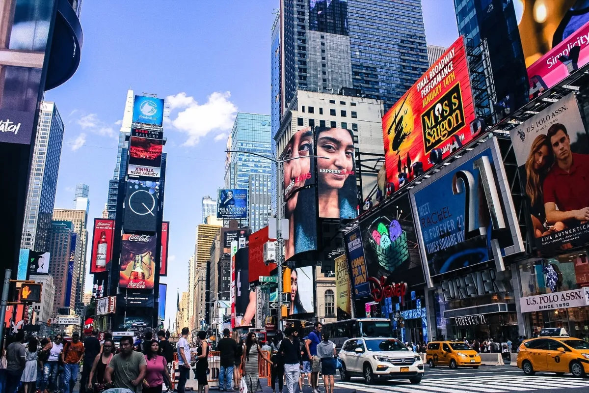 Broadway w Nowym Jorku 2026: 5 najlepszych musicali i jak zdobyć tanie bilety 1 Times Square z teatrami i billboardami musicali na Broadwayu