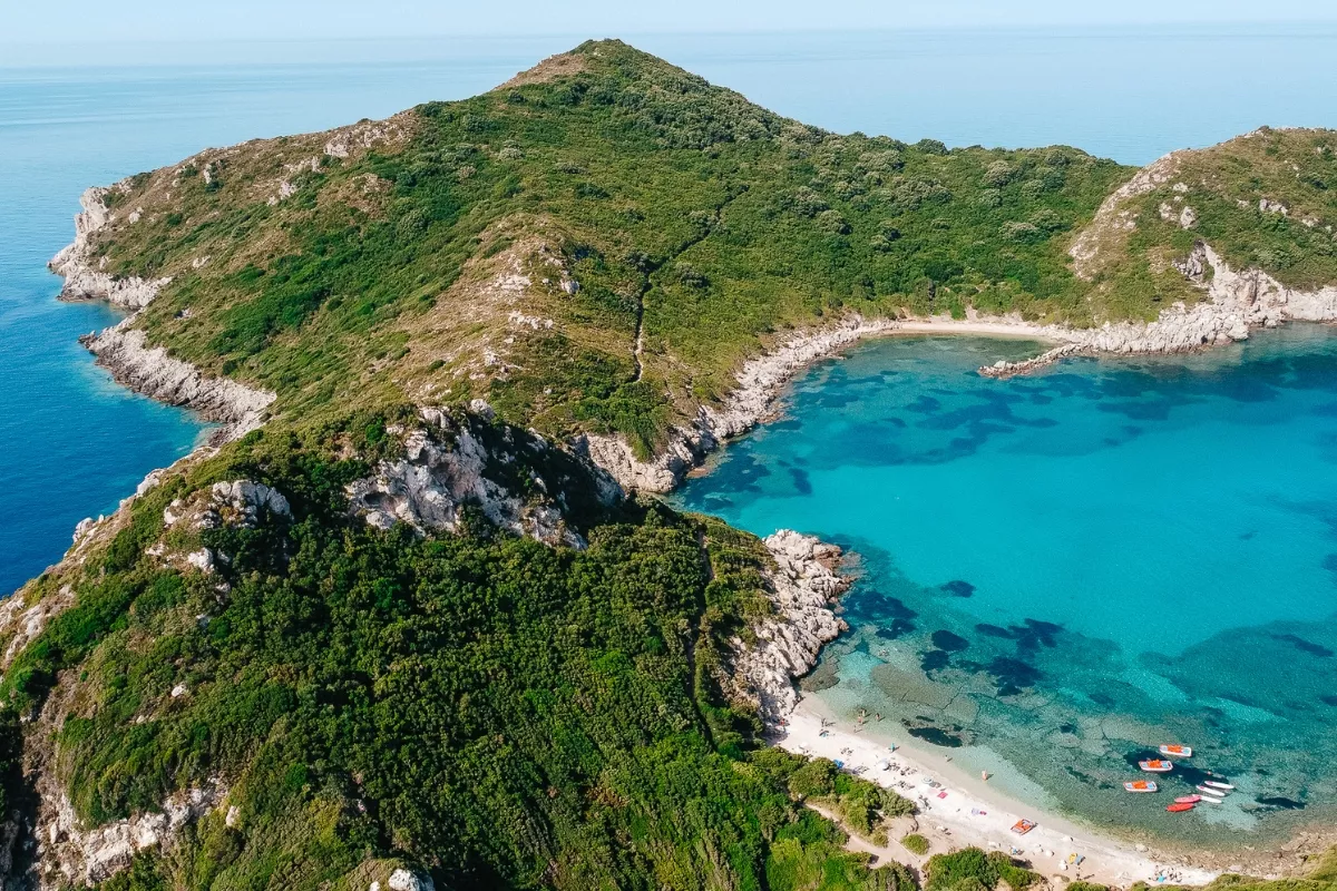 Tyrkysová zátoka Paleokastritsa na Korfu