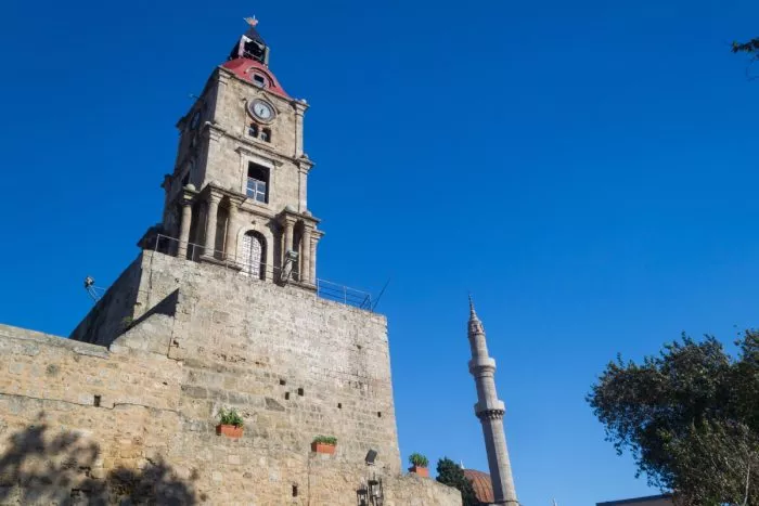 ¿Qué ver en Rodas? No te pierdas la Torre del Reloj Roloi.