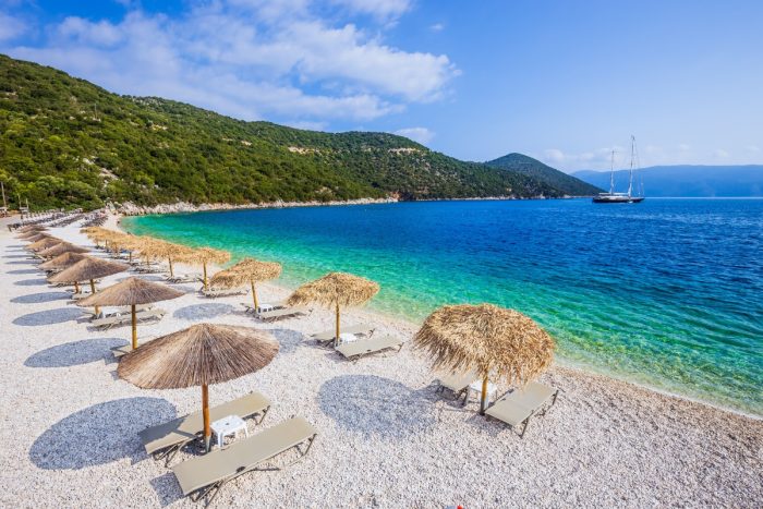 Kefalonia, jeden z největších jónských ostrovů, je skvělou volbou pro ty, kteří hledají kam na dovolenou v Řecku s dětmi ale i v páru. 