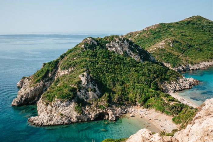 Na Korfu jsou krásné zátoky, pláže i vyhlídky.