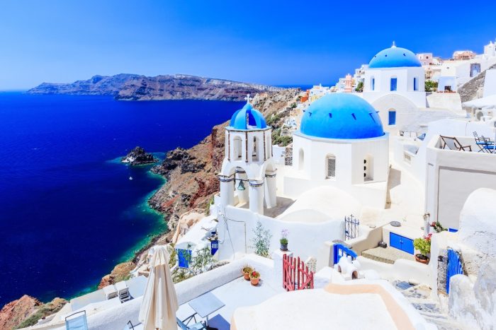 Nejkrásnější bílé vesnice s modrými střechami najdete v Řecku na Santorini