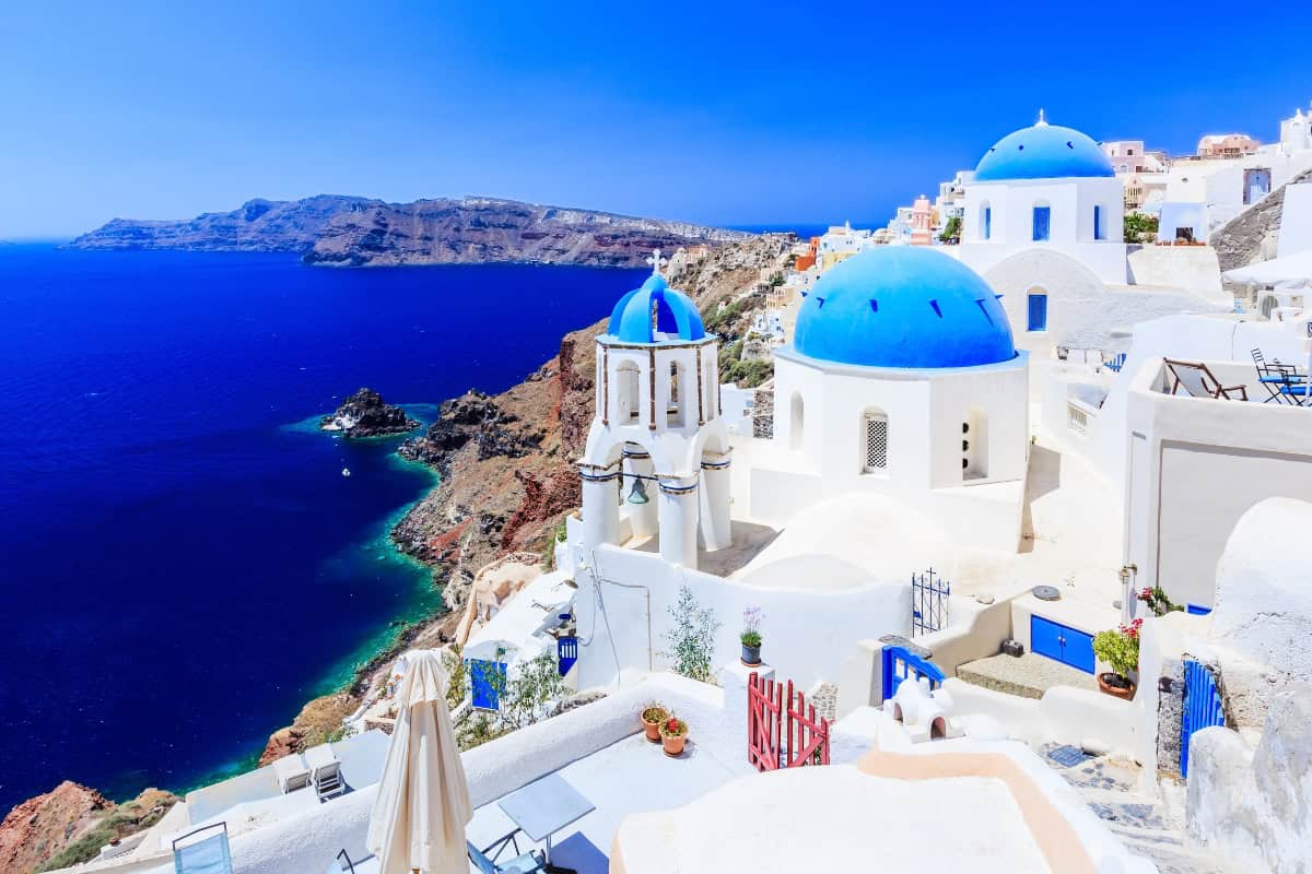 Europa: wakacje w 17 najpiękniejszych miejscach, które musisz odwiedzić w 2026 3 Białe domy i niebieskie kopuły wioski Oia na Santorini