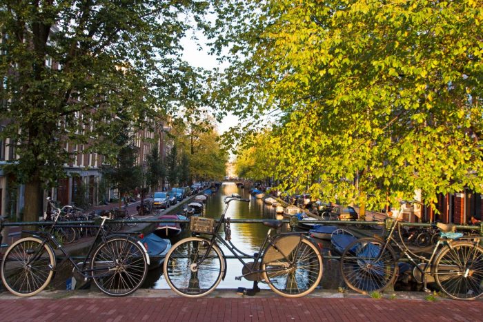 Co dělat v Amsterdamu: Projíždějte se po Amsterdamu na kole jako místí.