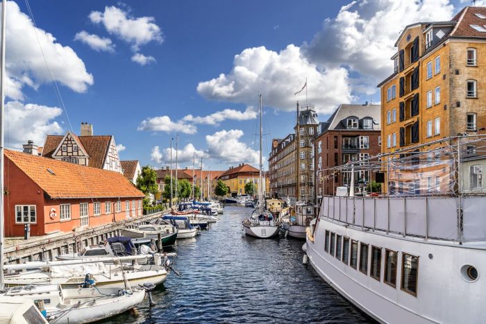 Procházku čtvrtí Christianshavn doprovázejí vodní kanály a loďky.