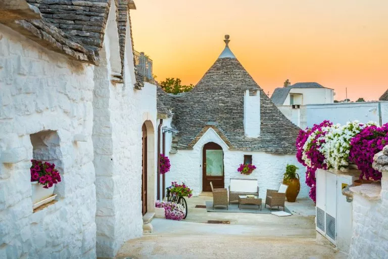 Alberobello est encore plus magique au coucher du soleil