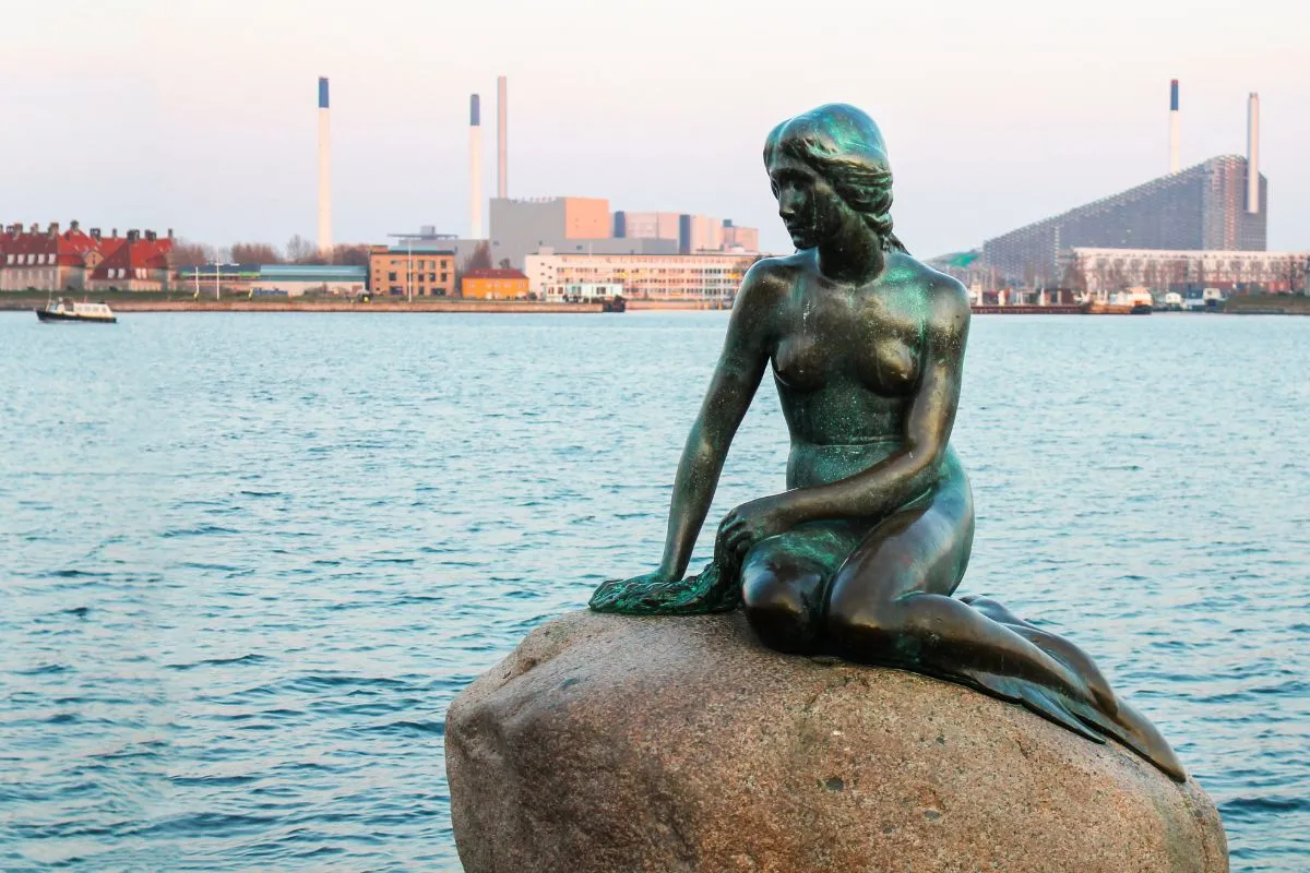 Estatua de la Sirenita en Copenhague