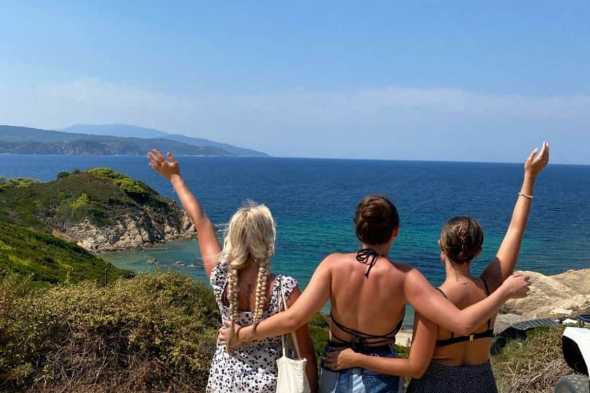 Kde se natáčela Mamma Mia: průvodce po lokacích v Řecku i Chorvatsku 21 Výhledy na pobřeží ostrova Skiathos